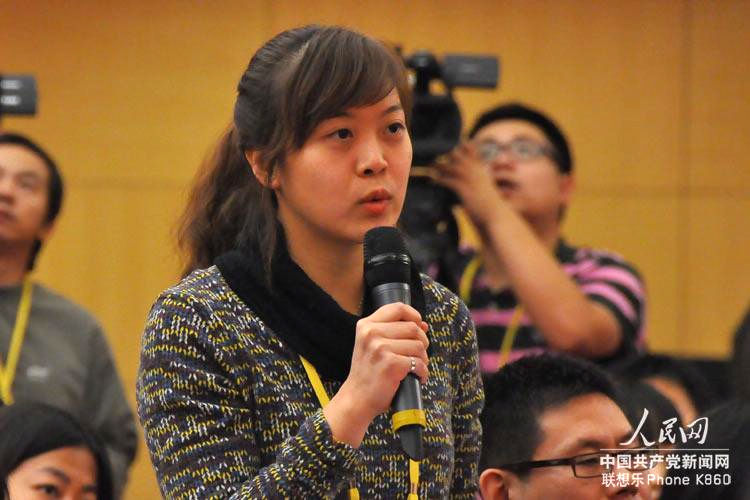 A journalist from takunpao.com asks questions at a group interview, with its theme "building of the Communist Party of China (CPC) party organization and new tasks under new circumstances", at the press center of the 18th National Congress of the CPC in Beijing, capital of China, Nov. 12, 2012. (People's Daily Online/Mao Lei)