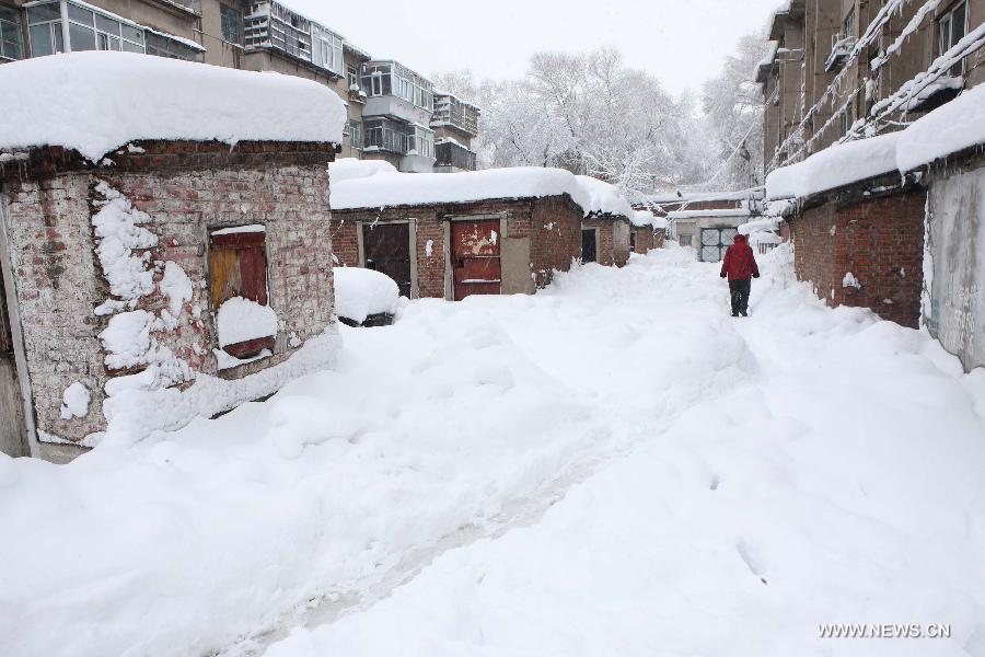 A resident walks on a snow-covered path in Hegang, northeast China's Heilongjiang Province, Nov. 13, 2012. Snowstorms in recent days have affected road traffic and caused difficulties to local people in northeast China. (Xinhua/Fang Baoshu) 