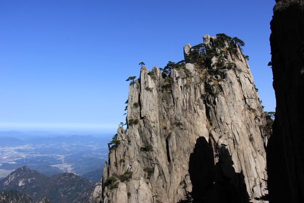 A classic Mount Huangshan peak, sprinkled with cedar trees. [Photo: CRIENGLISH.com/William Wang]