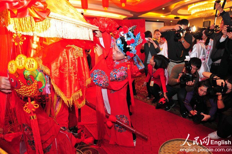 A new couple has a photo contest style wedding ceremony in Longyan city of Fujian province on Nov. 11, 2012. (CFP Photo)