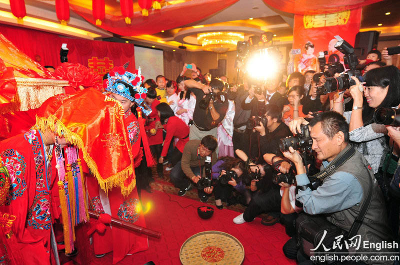 A new couple has a photo contest style wedding ceremony in Longyan city of Fujian province on Nov. 11, 2012. (CFP Photo)