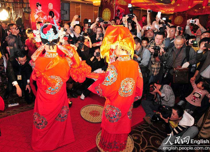 A new couple has a photo contest style wedding ceremony in Longyan city of Fujian province on Nov. 11, 2012. (CFP Photo)