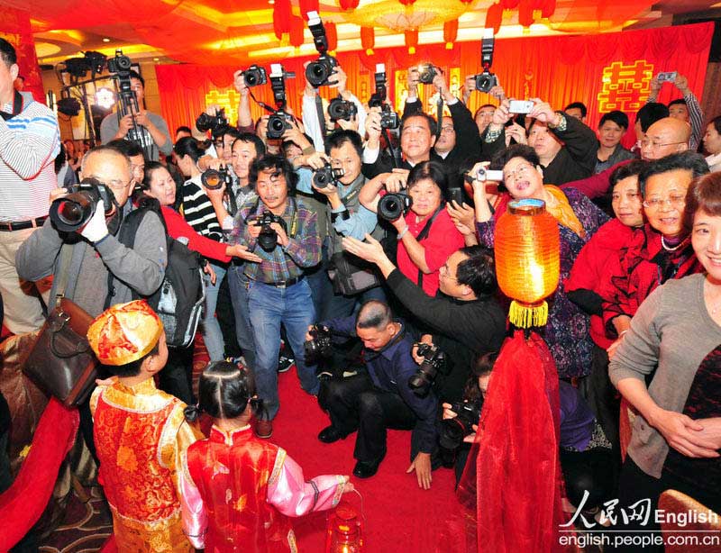 A new couple has a photo contest style wedding ceremony in Longyan city of Fujian province on Nov. 11, 2012. (CFP Photo)