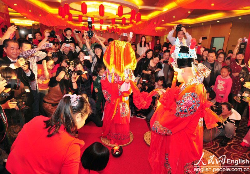 A new couple has a photo contest style wedding ceremony in Longyan city of Fujian province on Nov. 11, 2012. (CFP Photo)