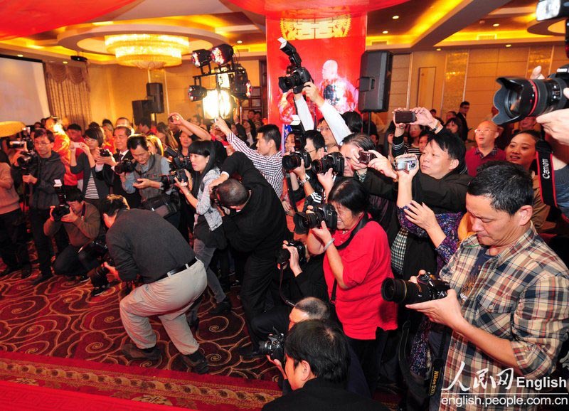 A new couple has a photo contest style wedding ceremony in Longyan city of Fujian province on Nov. 11, 2012. (CFP Photo)