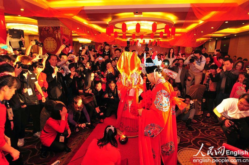 A new couple has a photo contest style wedding ceremony in Longyan city of Fujian province on Nov. 11, 2012. (CFP Photo)