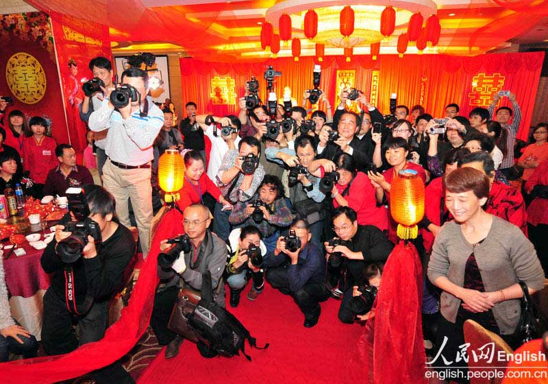 A new couple has a photo contest style wedding ceremony in Longyan city of Fujian province on Nov. 11, 2012. (CFP Photo)