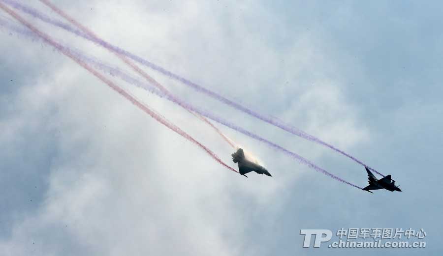 PLA Air Force’ August 1st Aerobatic Team makes a warm-up performance on November 10 for Airshow China 2012 which kicked off on November 12 in Zhuhai, Guangdong province. (China Military Online/ Qiao Tianfu)