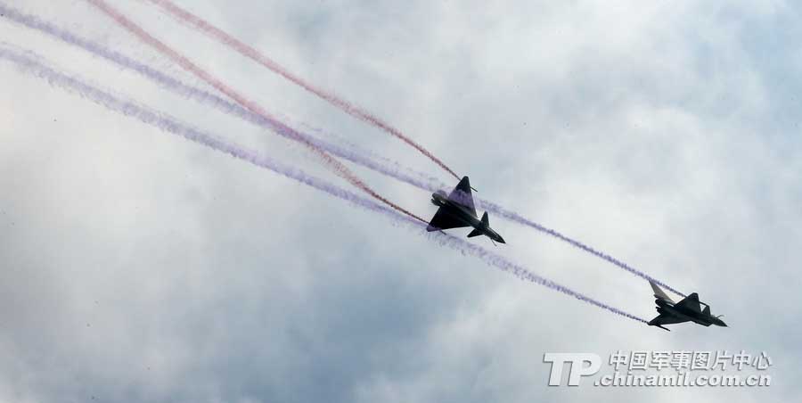 PLA Air Force’ August 1st Aerobatic Team makes a warm-up performance on November 10 for Airshow China 2012 which kicked off on November 12 in Zhuhai, Guangdong province. (China Military Online/ Qiao Tianfu)