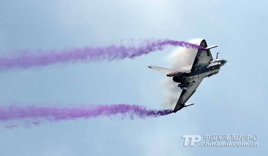 PLA Air Force’ August 1st Aerobatic Team makes a warm-up performance on November 10 for Airshow China 2012 which kicked off on November 12 in Zhuhai, Guangdong province. (China Military Online/ Qiao Tianfu)