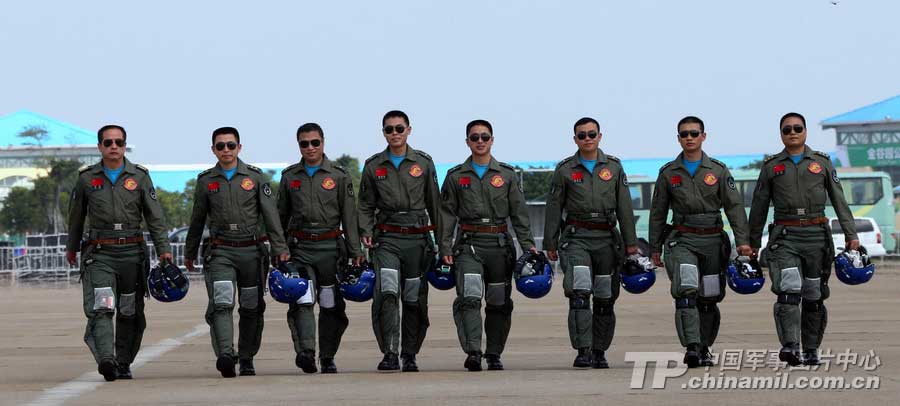 PLA Air Force’ August 1st Aerobatic Team makes a warm-up performance on November 10 for Airshow China 2012 which kicked off on November 12 in Zhuhai, Guangdong province. (China Military Online/ Qiao Tianfu)