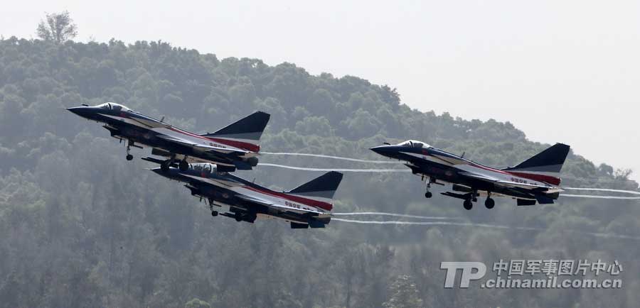 PLA Air Force’ August 1st Aerobatic Team makes a warm-up performance on November 10 for Airshow China 2012 which kicked off on November 12 in Zhuhai, Guangdong province. (China Military Online/ Qiao Tianfu)