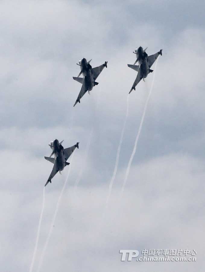 PLA Air Force’ August 1st Aerobatic Team makes a warm-up performance on November 10 for Airshow China 2012 which kicked off on November 12 in Zhuhai, Guangdong province. (China Military Online/ Qiao Tianfu)