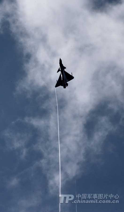 PLA Air Force’ August 1st Aerobatic Team makes a warm-up performance on November 10 for Airshow China 2012 which kicked off on November 12 in Zhuhai, Guangdong province. (China Military Online/ Qiao Tianfu)