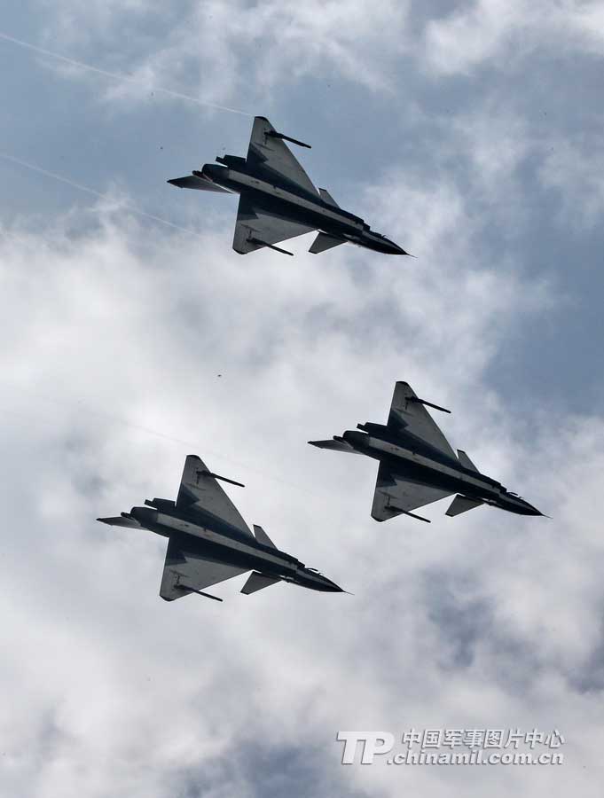 PLA Air Force’ August 1st Aerobatic Team makes a warm-up performance on November 10 for Airshow China 2012 which kicked off on November 12 in Zhuhai, Guangdong province. (China Military Online/ Qiao Tianfu)