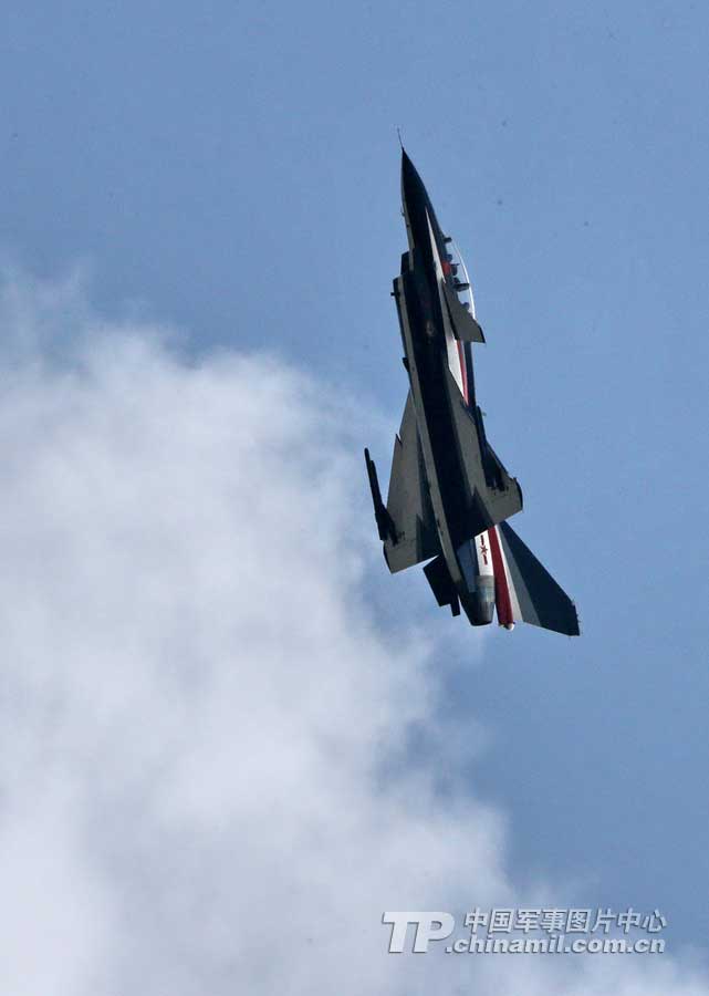 PLA Air Force’ August 1st Aerobatic Team makes a warm-up performance on November 10 for Airshow China 2012 which kicked off on November 12 in Zhuhai, Guangdong province. (China Military Online/ Qiao Tianfu)