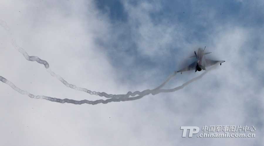 PLA Air Force’ August 1st Aerobatic Team makes a warm-up performance on November 10 for Airshow China 2012 which kicked off on November 12 in Zhuhai, Guangdong province. (China Military Online/ Qiao Tianfu)