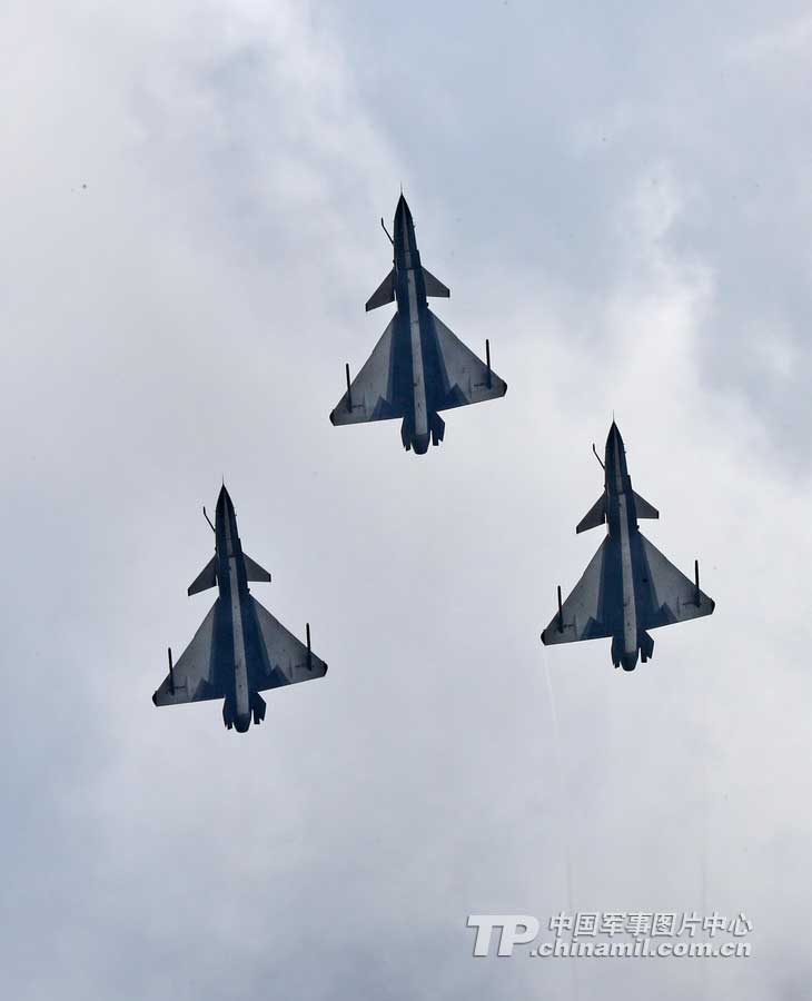 PLA Air Force’ August 1st Aerobatic Team makes a warm-up performance on November 10 for Airshow China 2012 which kicked off on November 12 in Zhuhai, Guangdong province. (China Military Online/ Qiao Tianfu)