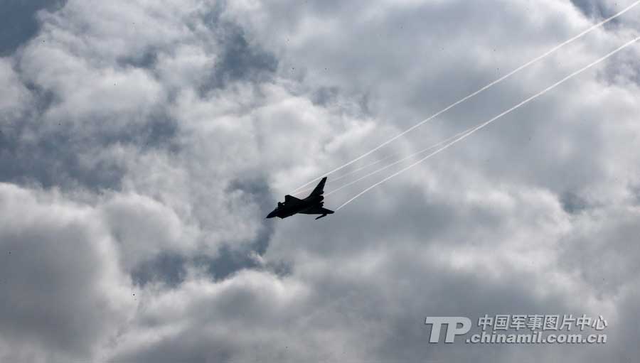 PLA Air Force’ August 1st Aerobatic Team makes a warm-up performance on November 10 for Airshow China 2012 which kicked off on November 12 in Zhuhai, Guangdong province. (China Military Online/ Qiao Tianfu)