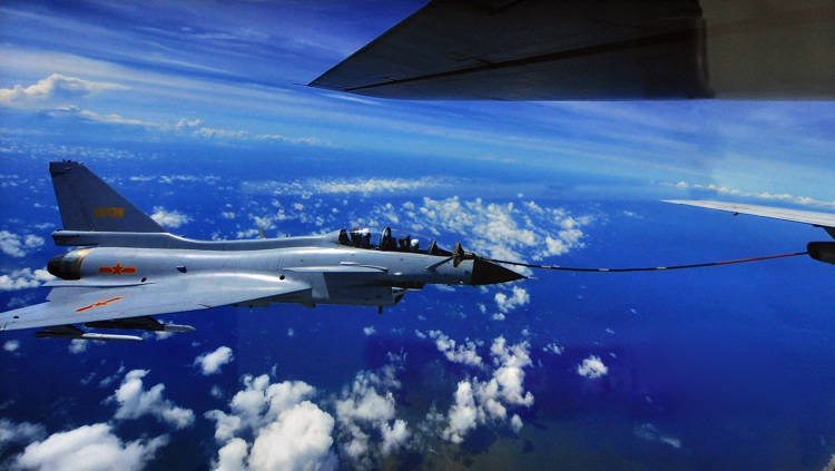 Photo shows an aircraft being fueled in flight. (People’s Daily Online/ Jiang Jianhua)