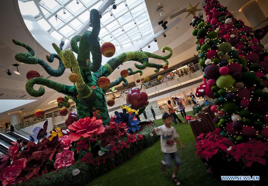 Citizens watch a large hand-crocheted Christmas tree in a shopping mall in south China's Hong Kong, Nov. 13, 2012. (Xinhua/Lui Siu Wai) 