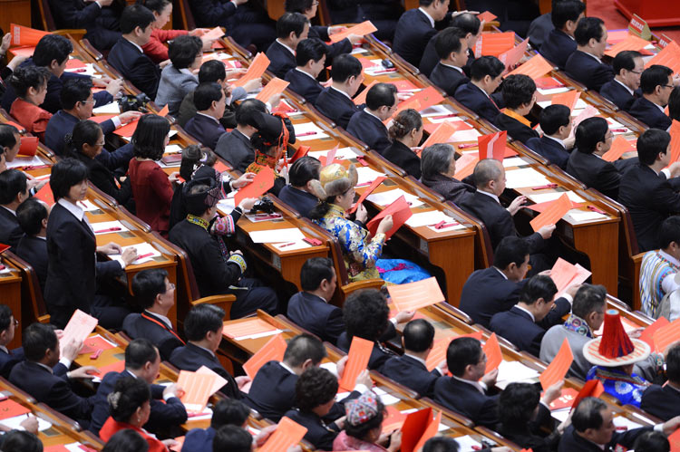 Delegates watch their ballots during the closing session of the 18th National Congress of the Communist Party of China (CPC) at the Great Hall of the People in Beijing, capital of China, Nov. 14, 2012. (Xinhua/Liu Jiansheng)