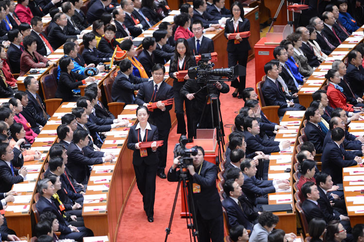 Delegates watch their ballots during the closing session of the 18th National Congress of the Communist Party of China (CPC) at the Great Hall of the People in Beijing, capital of China, Nov. 14, 2012. (Xinhua/Liu Jiansheng)