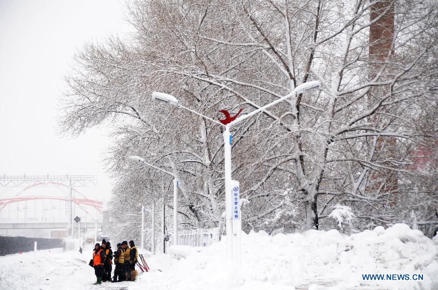 Working staff prepare for cleaning snow piled aside tracks at the Hegang Railway Station in Hegang, northeast China's Heilongjiang Province, Nov. 13, 2012. Heavy snowstorms swept northeastern regions of Heilongjiang since last Sunday, forcing highways to close. Local authority of railway service initiated an emergency plan to maintain order of stranded passengers. (Xinhua/Wang Kai) 