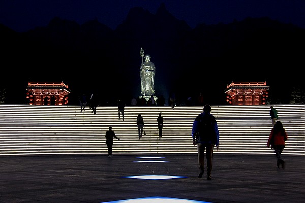 Visitors drawn to the 99-meter-tall Buddha at Dayuan Cultural Garden. (Photo: CRIENGLISH.com/William Wang)