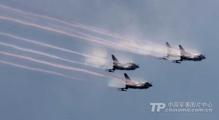 PLA Air Force’ August 1st Aerobatic Team makes a warm-up performance on November 10 for Airshow China 2012 which kicked off on November 12 in Zhuhai, Guangdong province. (China Military Online/ Qiao Tianfu)