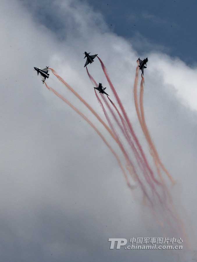 PLA Air Force’ August 1st Aerobatic Team makes a warm-up performance on November 10 for Airshow China 2012 which kicked off on November 12 in Zhuhai, Guangdong province. (China Military Online/ Qiao Tianfu)