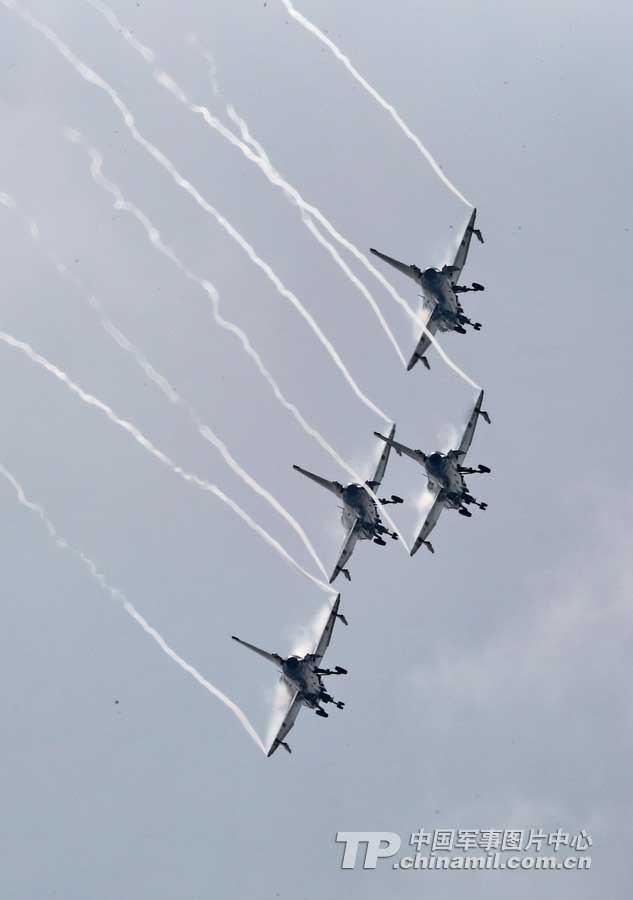 PLA Air Force’ August 1st Aerobatic Team makes a warm-up performance on November 10 for Airshow China 2012 which kicked off on November 12 in Zhuhai, Guangdong province. (China Military Online/ Qiao Tianfu)