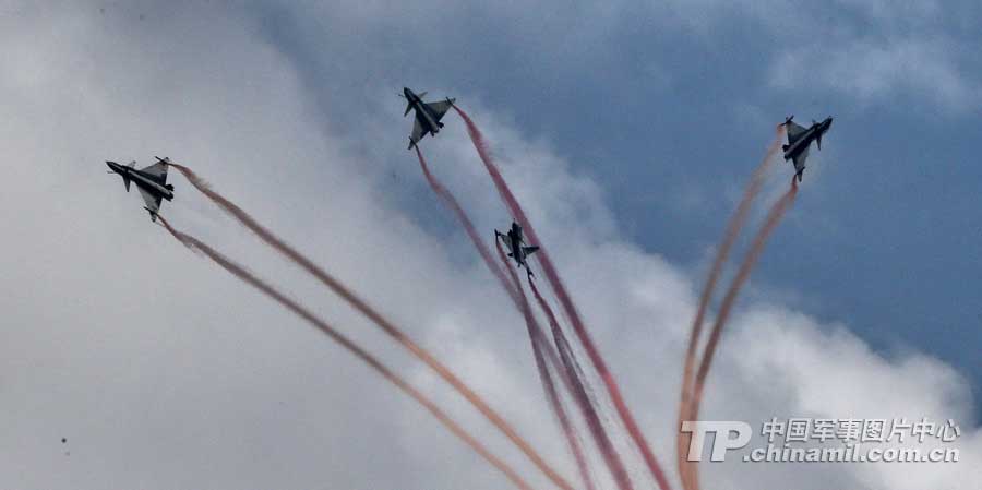 PLA Air Force’ August 1st Aerobatic Team makes a warm-up performance on November 10 for Airshow China 2012 which kicked off on November 12 in Zhuhai, Guangdong province. (China Military Online/ Qiao Tianfu)