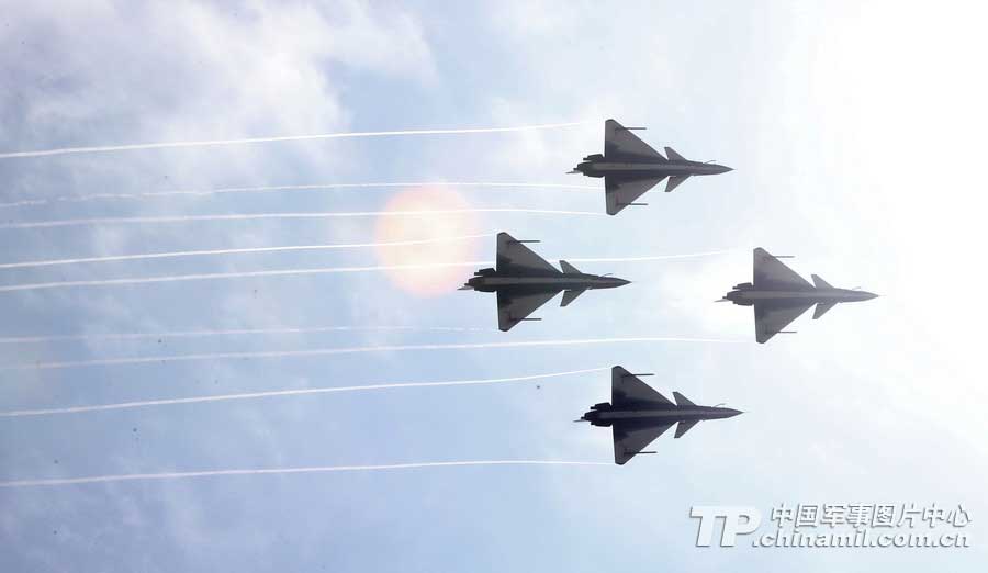 PLA Air Force’ August 1st Aerobatic Team makes a warm-up performance on November 10 for Airshow China 2012 which kicked off on November 12 in Zhuhai, Guangdong province. (China Military Online/ Qiao Tianfu)