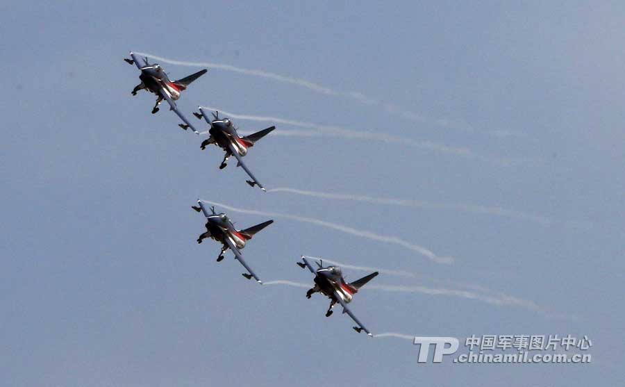 PLA Air Force’ August 1st Aerobatic Team makes a warm-up performance on November 10 for Airshow China 2012 which kicked off on November 12 in Zhuhai, Guangdong province. (China Military Online/ Qiao Tianfu)