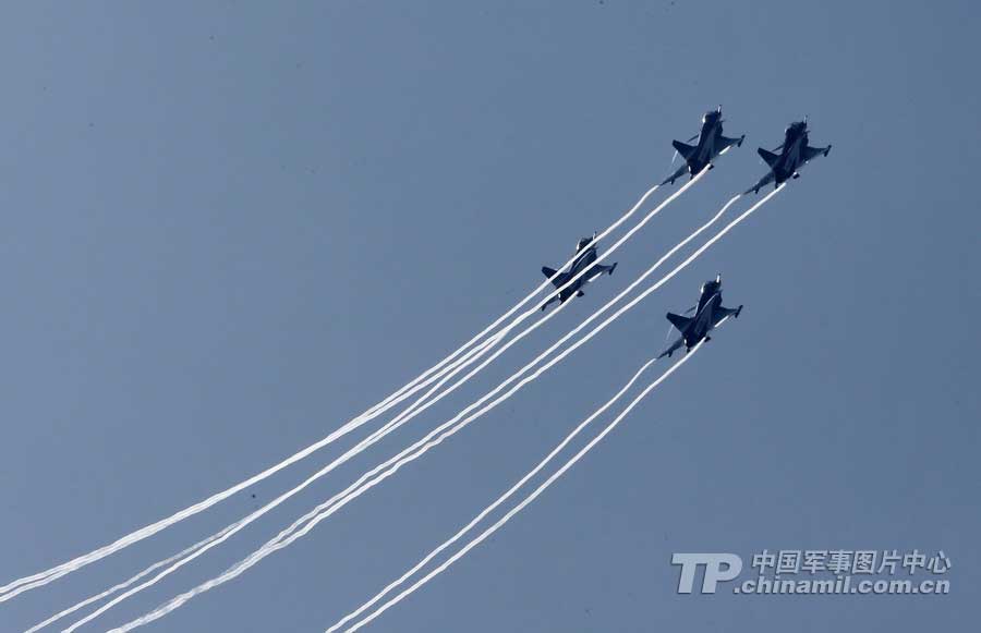 PLA Air Force’ August 1st Aerobatic Team makes a warm-up performance on November 10 for Airshow China 2012 which kicked off on November 12 in Zhuhai, Guangdong province. (China Military Online/ Qiao Tianfu)