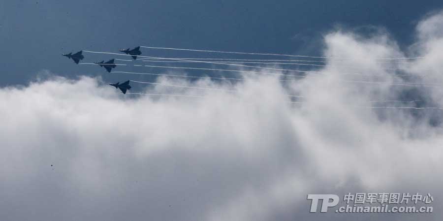 PLA Air Force’ August 1st Aerobatic Team makes a warm-up performance on November 10 for Airshow China 2012 which kicked off on November 12 in Zhuhai, Guangdong province. (China Military Online/ Qiao Tianfu)