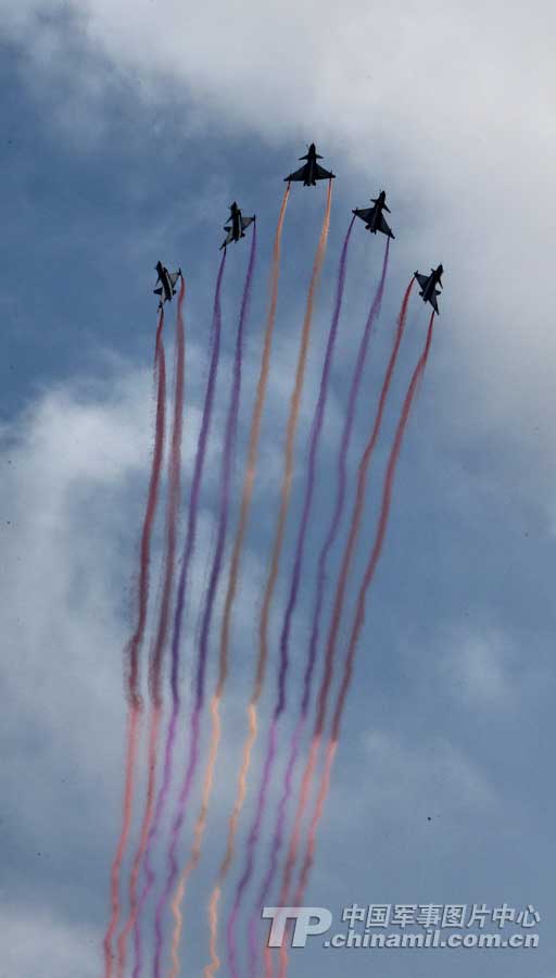 PLA Air Force’ August 1st Aerobatic Team makes a warm-up performance on November 10 for Airshow China 2012 which kicked off on November 12 in Zhuhai, Guangdong province. (China Military Online/ Qiao Tianfu)