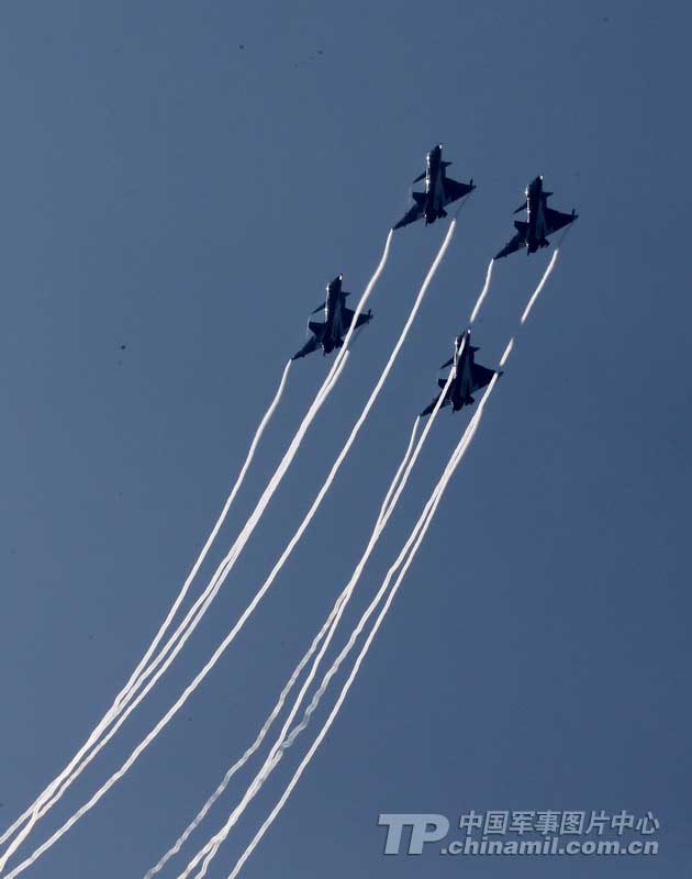 PLA Air Force’ August 1st Aerobatic Team makes a warm-up performance on November 10 for Airshow China 2012 which kicked off on November 12 in Zhuhai, Guangdong province. (China Military Online/ Qiao Tianfu)