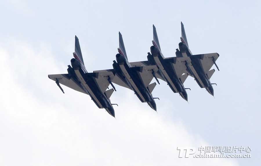 PLA Air Force’ August 1st Aerobatic Team makes a warm-up performance on November 10 for Airshow China 2012 which kicked off on November 12 in Zhuhai, Guangdong province. (China Military Online/ Qiao Tianfu)