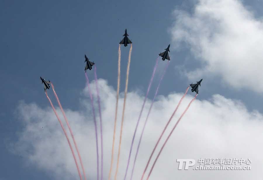 PLA Air Force’ August 1st Aerobatic Team makes a warm-up performance on November 10 for Airshow China 2012 which kicked off on November 12 in Zhuhai, Guangdong province. (China Military Online/ Qiao Tianfu)