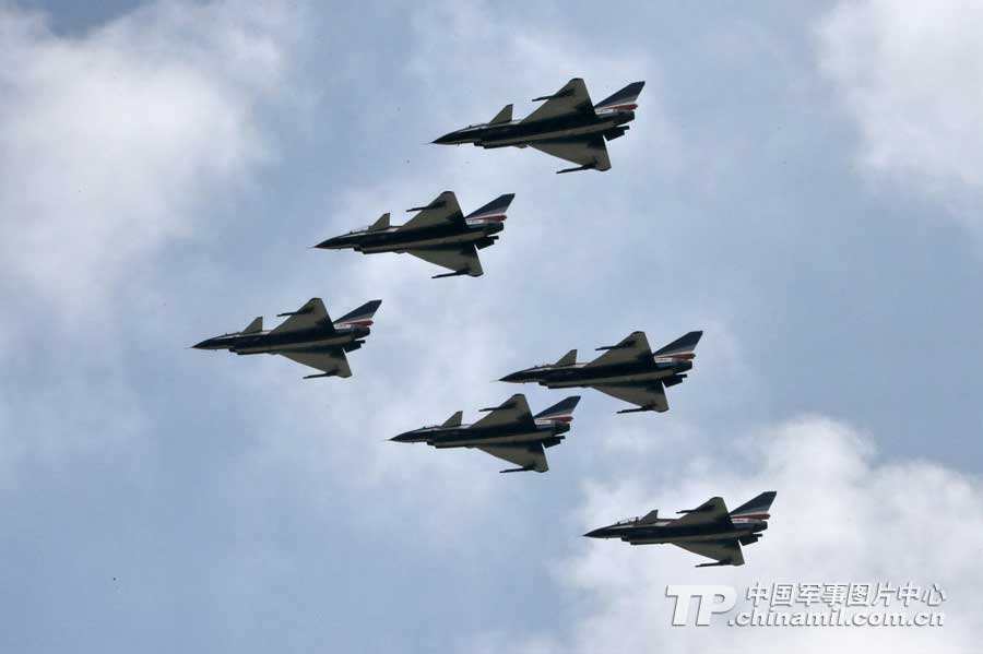 PLA Air Force’ August 1st Aerobatic Team makes a warm-up performance on November 10 for Airshow China 2012 which kicked off on November 12 in Zhuhai, Guangdong province. (China Military Online/ Qiao Tianfu)