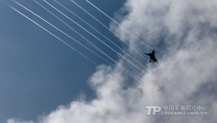 PLA Air Force’ August 1st Aerobatic Team makes a warm-up performance on November 10 for Airshow China 2012 which kicked off on November 12 in Zhuhai, Guangdong province. (China Military Online/ Qiao Tianfu)