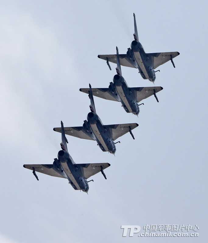 PLA Air Force’ August 1st Aerobatic Team makes a warm-up performance on November 10 for Airshow China 2012 which kicked off on November 12 in Zhuhai, Guangdong province. (China Military Online/ Qiao Tianfu)