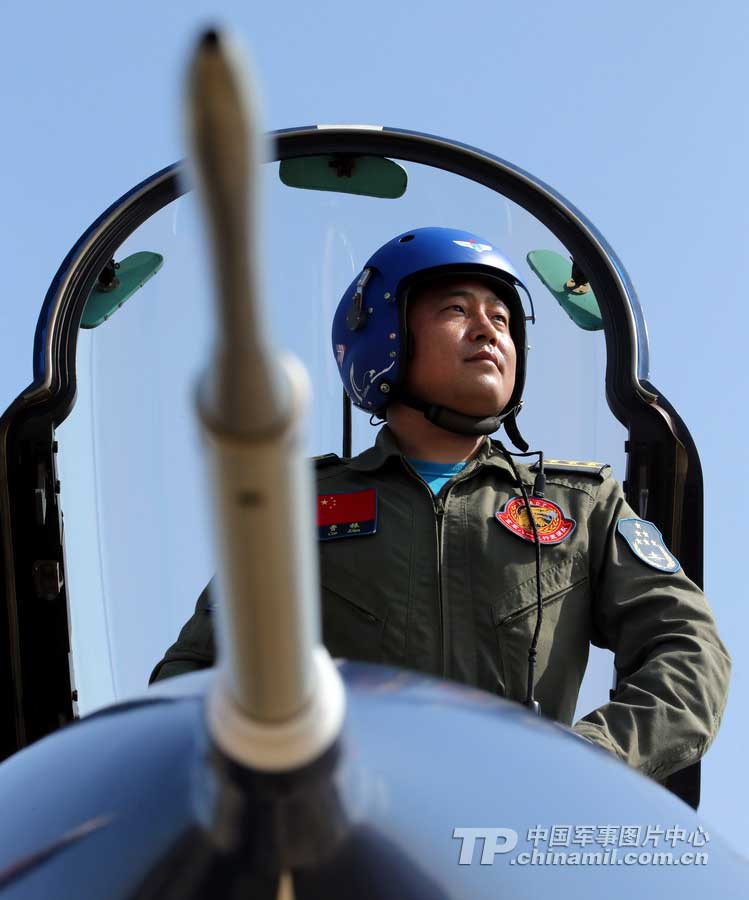 PLA Air Force’ August 1st Aerobatic Team makes a warm-up performance on November 10 for Airshow China 2012 which kicked off on November 12 in Zhuhai, Guangdong province. (China Military Online/ Qiao Tianfu)