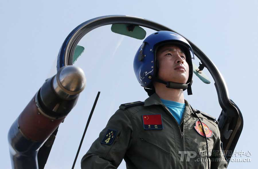 PLA Air Force’ August 1st Aerobatic Team makes a warm-up performance on November 10 for Airshow China 2012 which kicked off on November 12 in Zhuhai, Guangdong province. (China Military Online/ Qiao Tianfu)