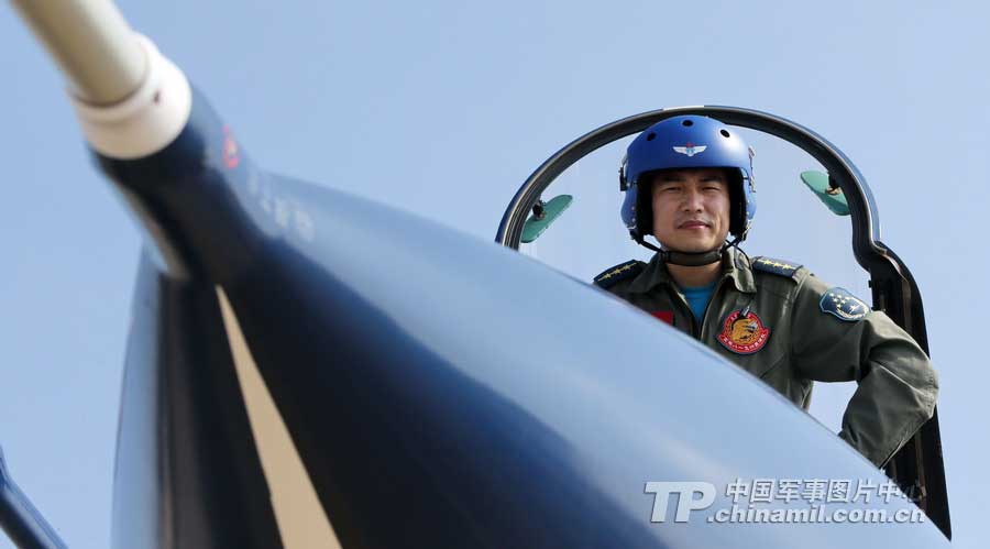 PLA Air Force’ August 1st Aerobatic Team makes a warm-up performance on November 10 for Airshow China 2012 which kicked off on November 12 in Zhuhai, Guangdong province. (China Military Online/ Qiao Tianfu)