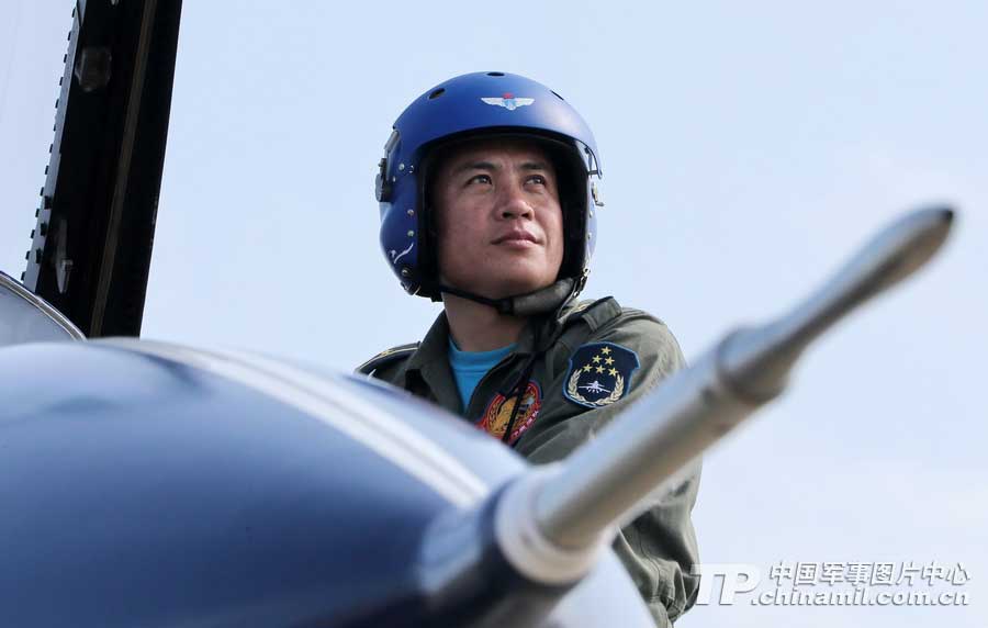 PLA Air Force’ August 1st Aerobatic Team makes a warm-up performance on November 10 for Airshow China 2012 which kicked off on November 12 in Zhuhai, Guangdong province. (China Military Online/ Qiao Tianfu)