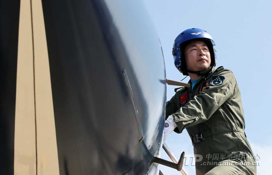 PLA Air Force’ August 1st Aerobatic Team makes a warm-up performance on November 10 for Airshow China 2012 which kicked off on November 12 in Zhuhai, Guangdong province. (China Military Online/ Qiao Tianfu)