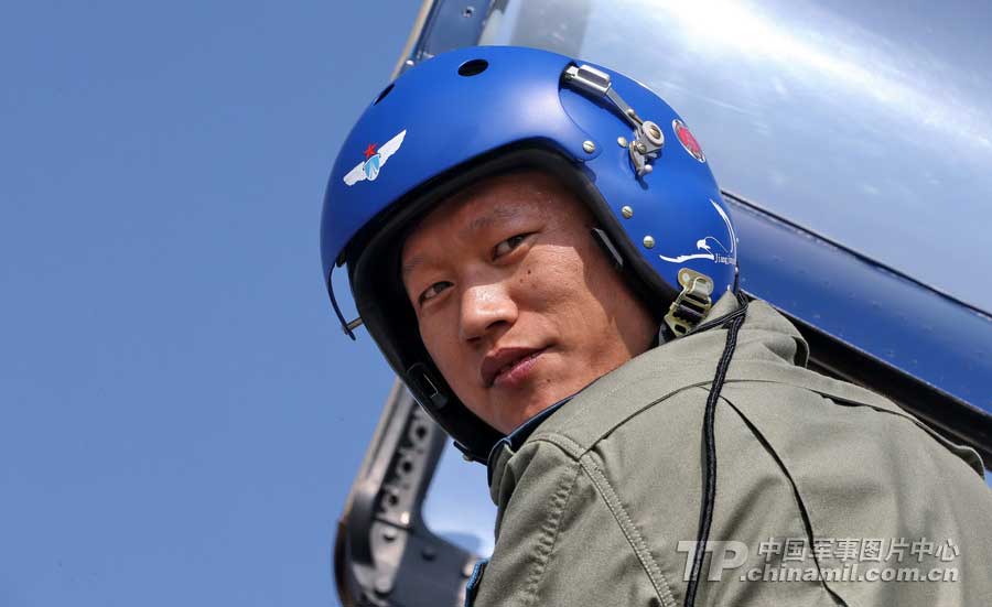 PLA Air Force’ August 1st Aerobatic Team makes a warm-up performance on November 10 for Airshow China 2012 which kicked off on November 12 in Zhuhai, Guangdong province. (China Military Online/ Qiao Tianfu)